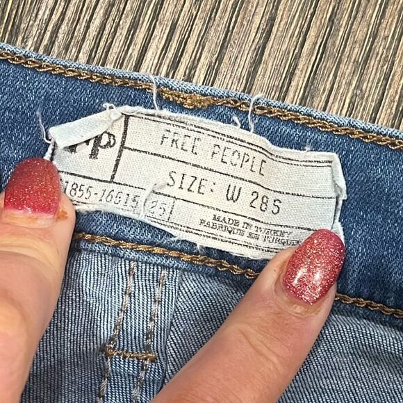 Free People Medium Wash Blue Distressed Raw Hem Skinny Jeans Size 28 - Picture 9 of 11